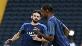 利物浦新赛季全家福揭晓：新阵容与教练团队同框亮相